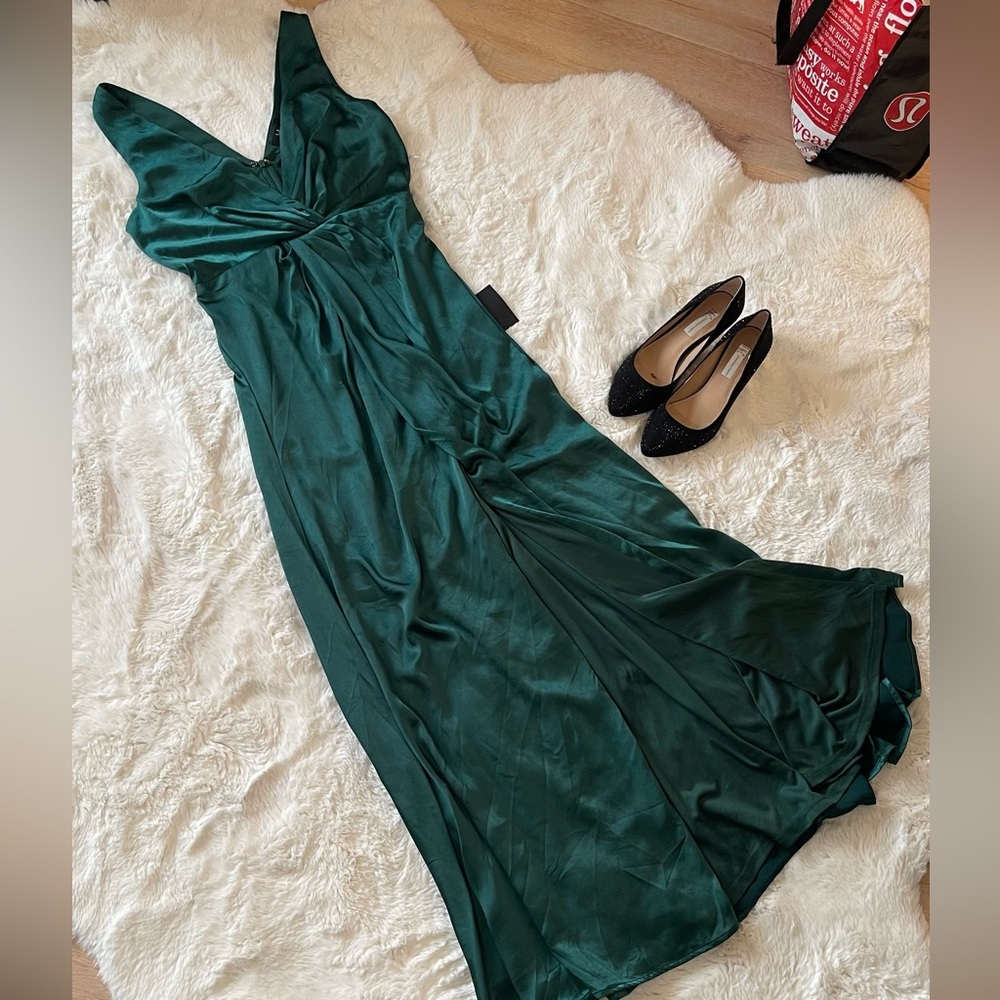 Lulu’s  Refinement Emerald Green Sleeveless Satin Maxi Dress – Size M – NEW
